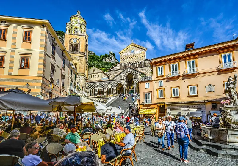 Piazza Duomo ad Amalfi animata da turisti