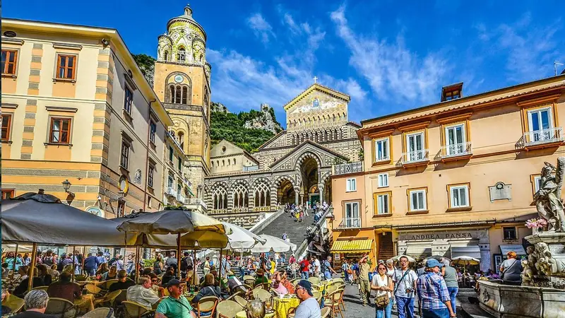 Piazza Duomo ad Amalfi con il campanile
