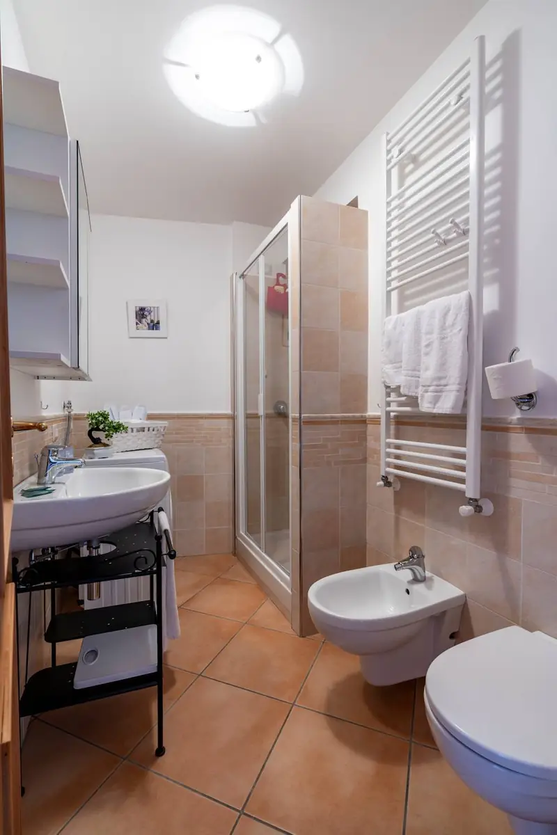 Bad mit Dusche, Waschbecken und Handtuchwärmer