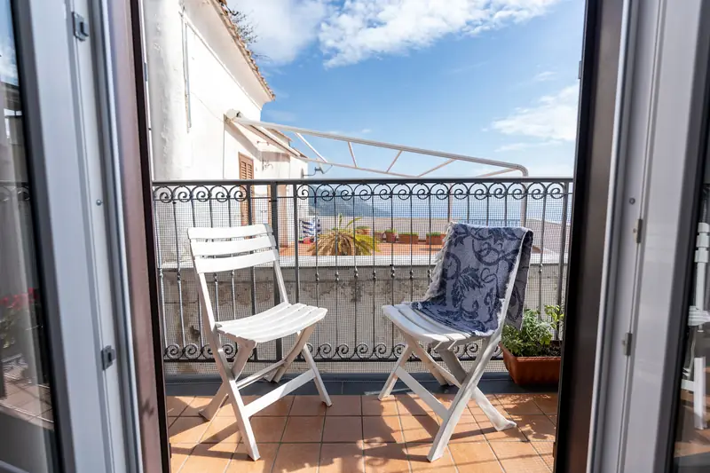 Balcone con sedie e vista sul mare di Ravello