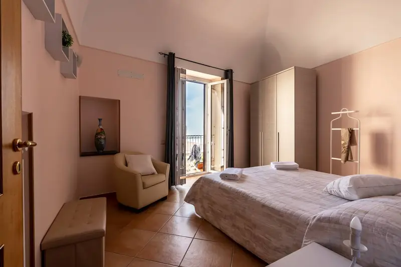 Camera da letto con porta finestra sul balcone