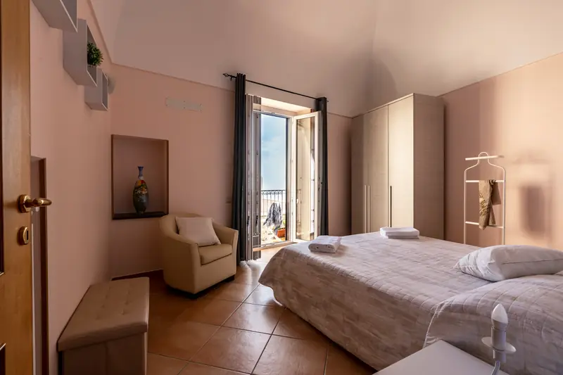 Doppelzimmer mit Sessel und Balkontür
