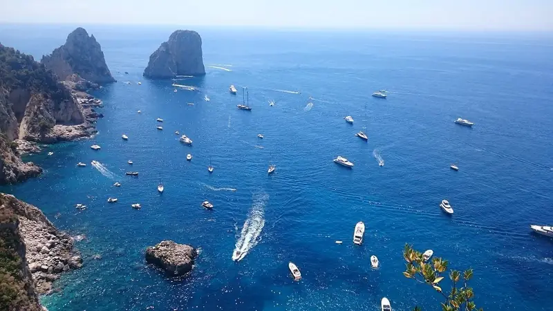 Barche davanti ai Faraglioni di Capri
