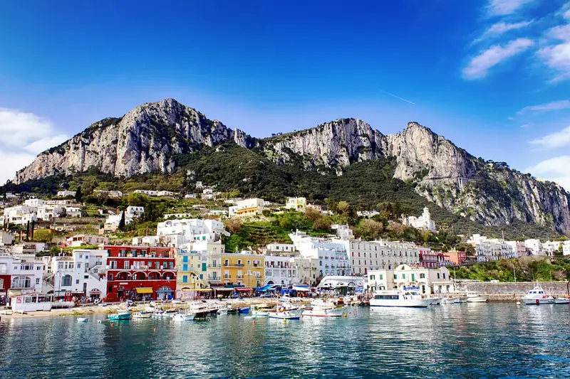 Marina Grande di Capri con le case colorate