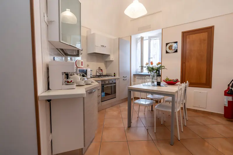 Cucina attrezzata con tavolo da pranzo