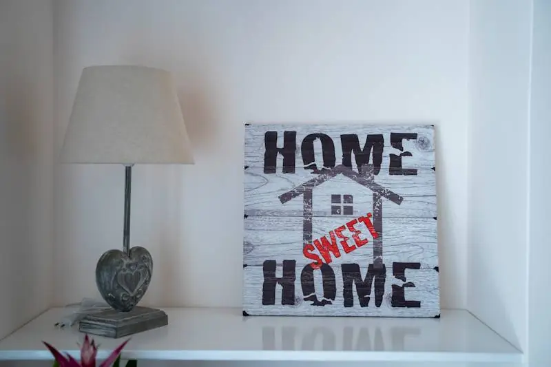 Einrichtungsdetail mit Home-Sweet-Home-Schild