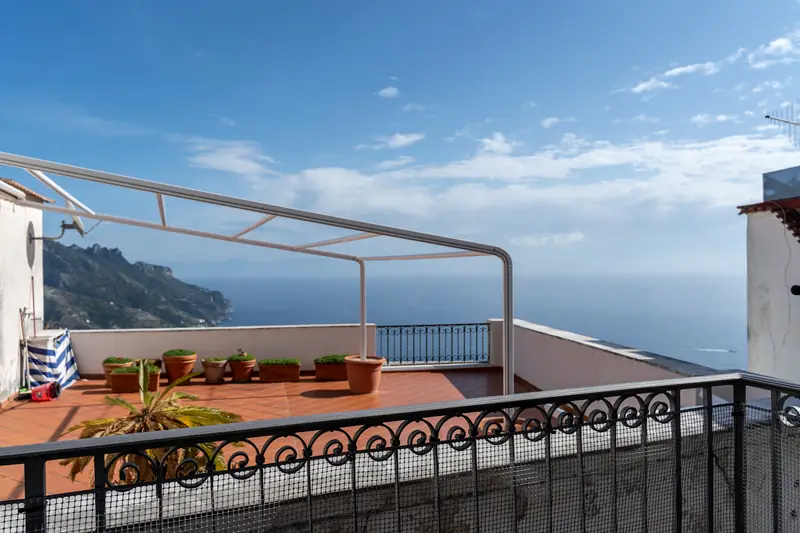 Panorama del mar de la Costa Amalfitana desde una terraza de Ravello