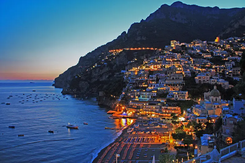 Positano illuminata di sera