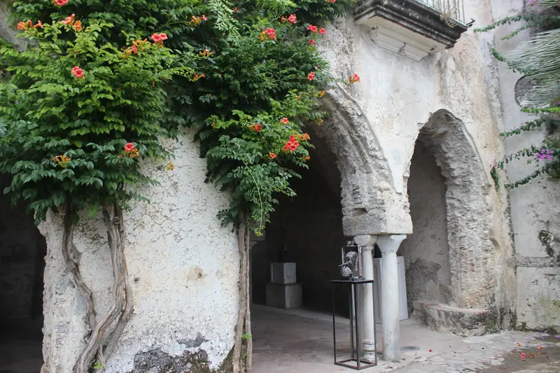 Archi intrecciati del chiostro di Villa Rufolo con una bignonia in fiore