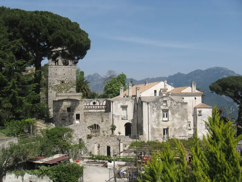 Villa Rufolo a Ravello con la Torre Maggiore tra i pini e i monti Lattari