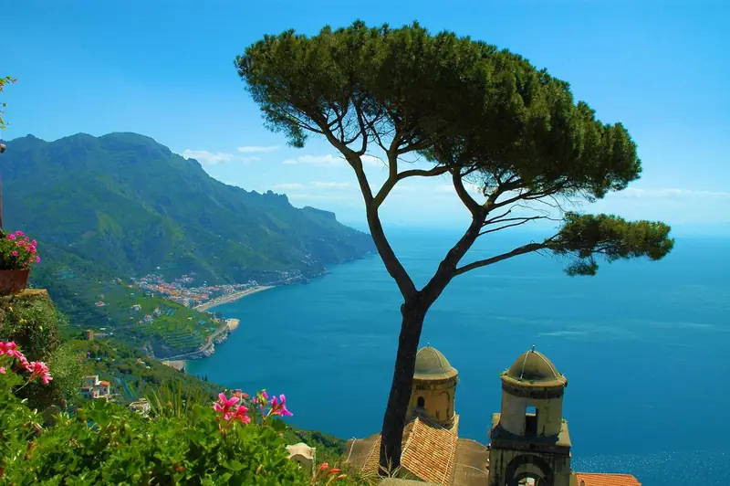 Vista sulla Costiera Amalfitana dal belvedere di Villa Rufolo a Ravello