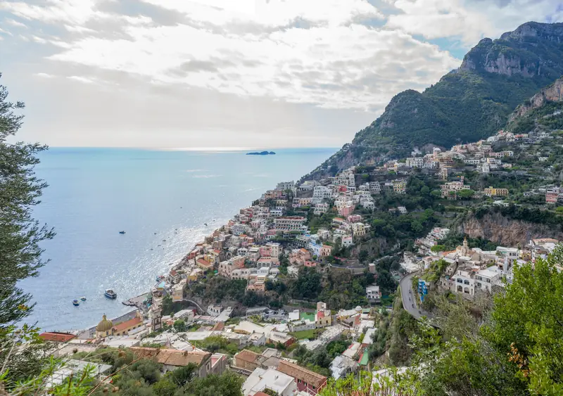 Positano vista dall'alto, con le case che scendono fino al mare