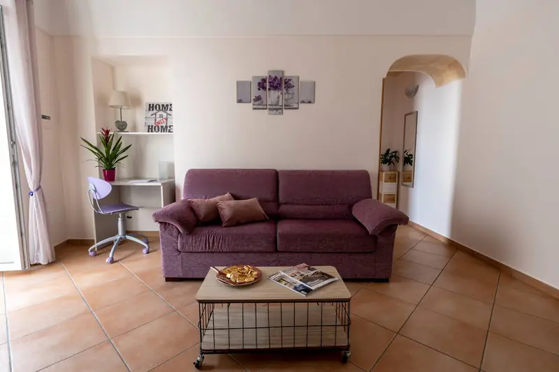 Helles Wohnzimmer mit Sofa und Schreibtisch
