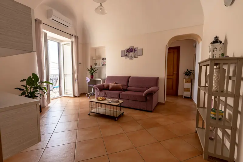 Wohnzimmer mit Rundbogen und Sofa